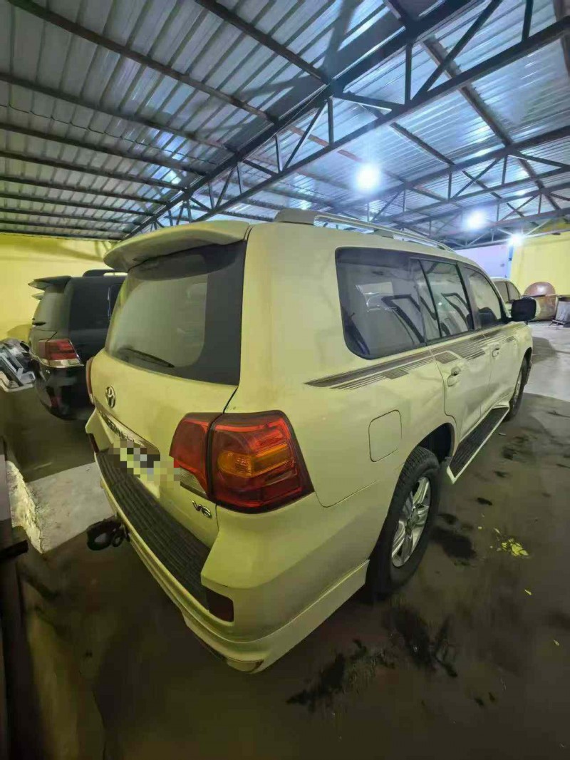 巴彦淖尔16年丰田兰德酷路泽8