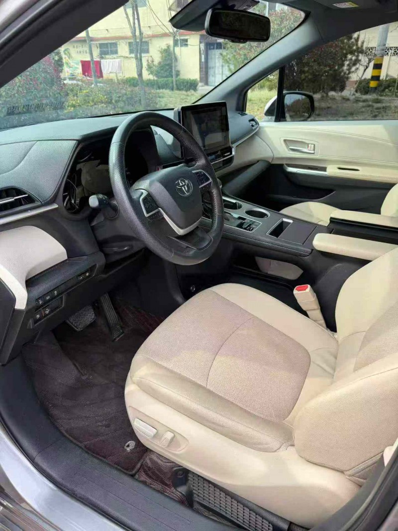 枣庄22年丰田塞纳8