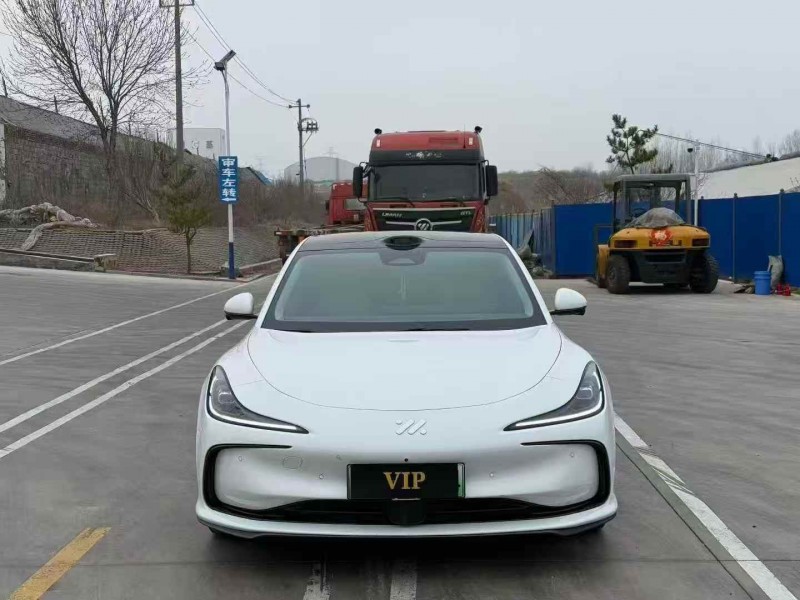 济宁25年智己LS61