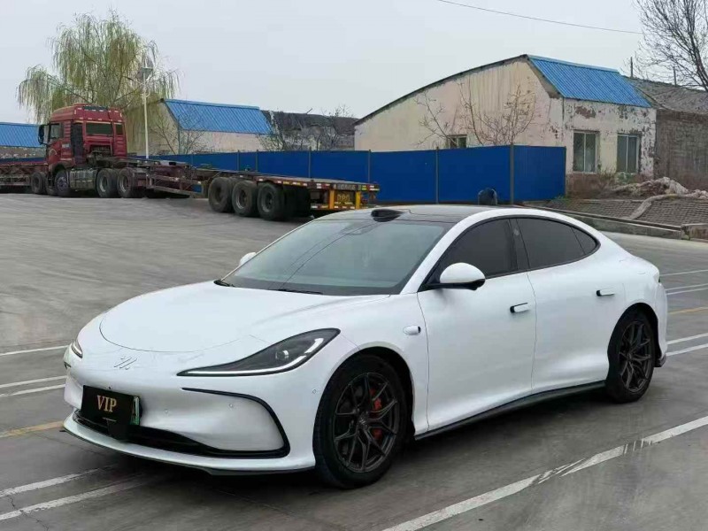 济宁25年智己LS62