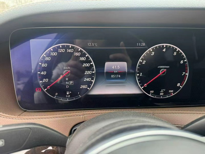 邢台18年奔驰迈巴赫S级9