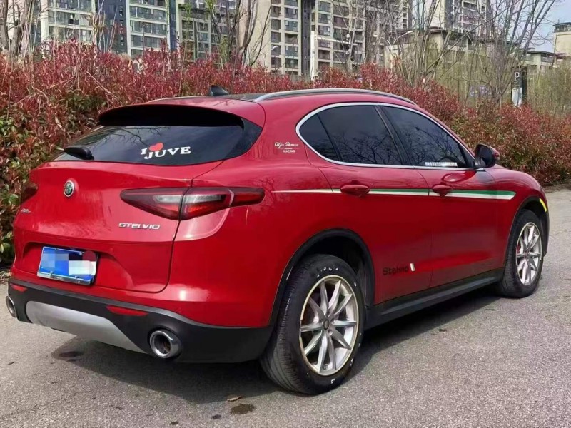 鄂州18年阿尔法·罗密欧Stelvio4
