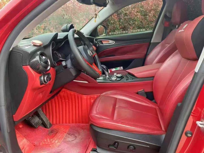 鄂州18年阿尔法·罗密欧Stelvio5