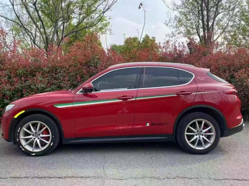 鄂州18年阿尔法·罗密欧Stelvio8