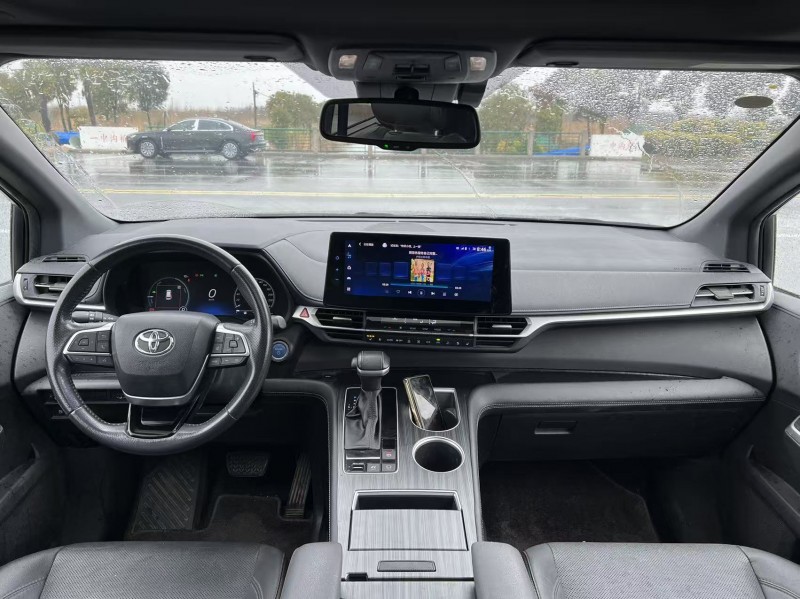 盐城23年丰田塞纳4