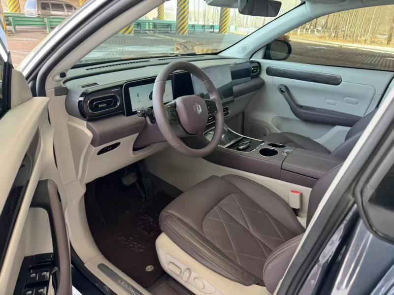 松原25年零跑汽车C114