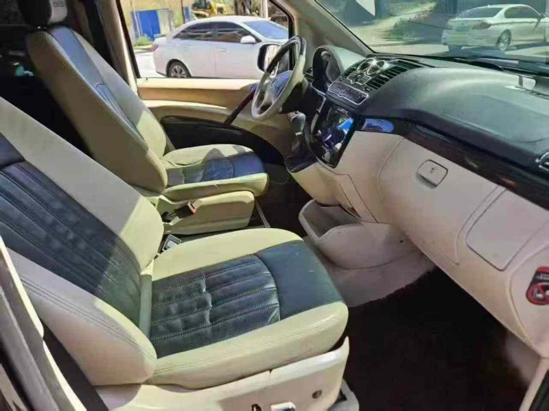 南宁14年奔驰威霆5