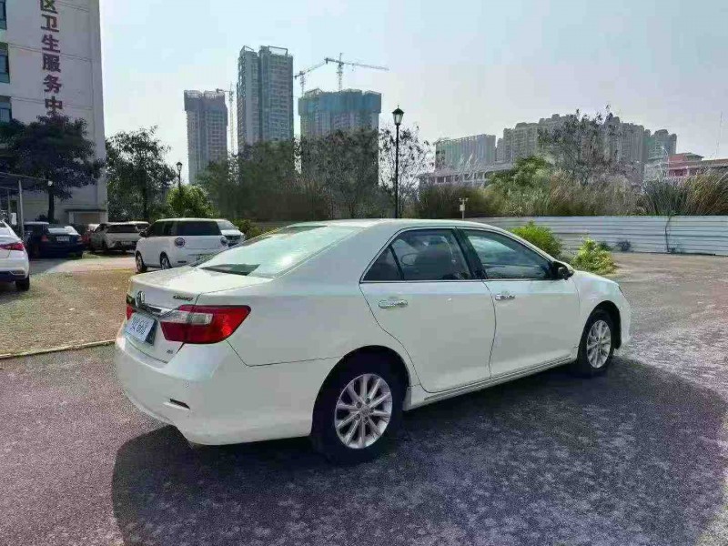 南宁14年丰田凯美瑞8