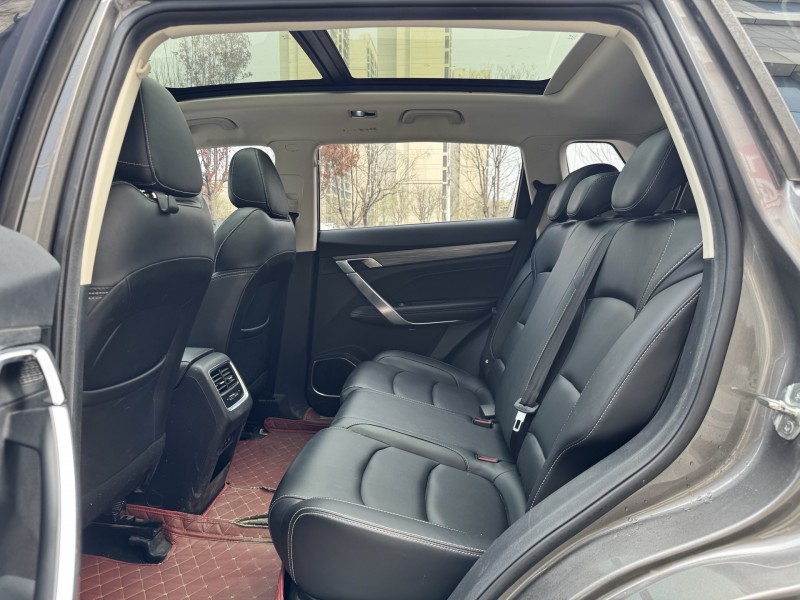 济宁21年吉利博越6