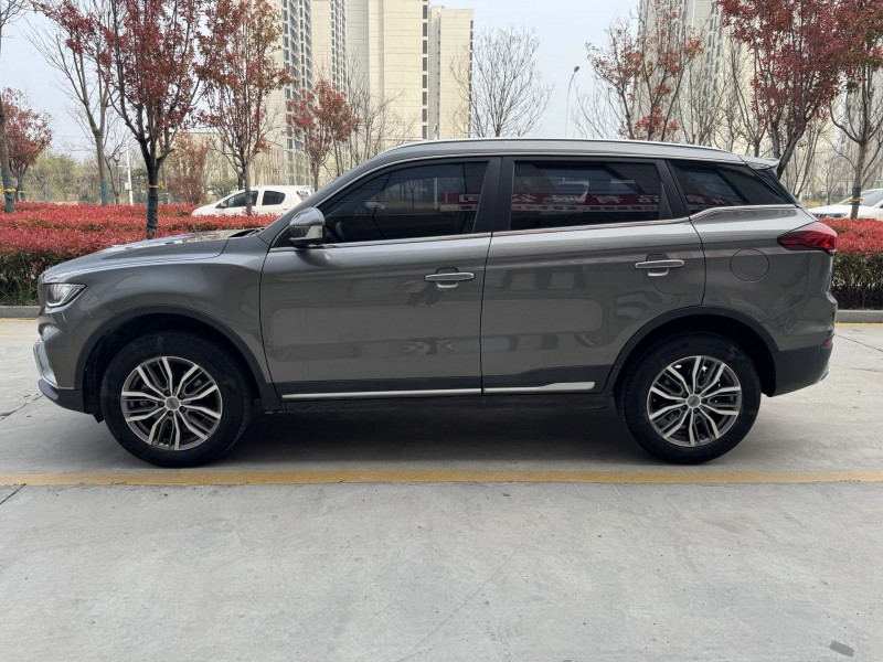 济宁21年吉利博越7