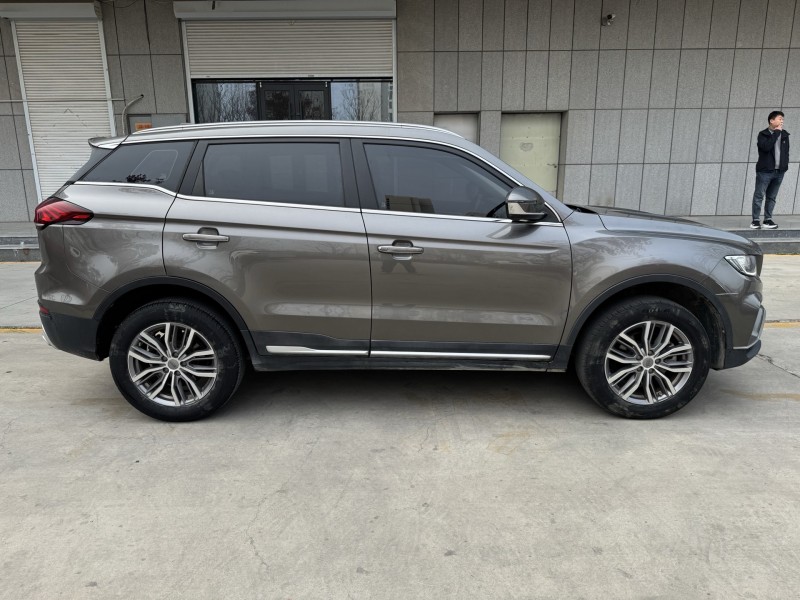 济宁21年吉利博越8