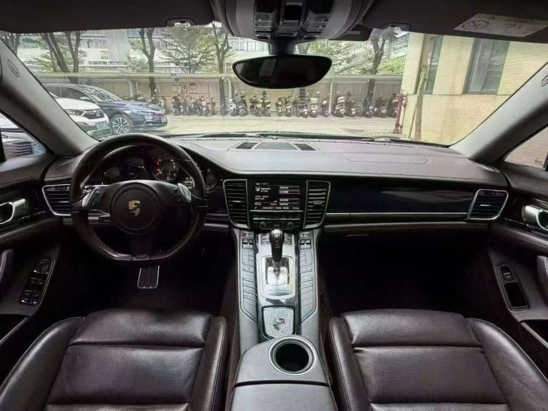 佛山15年保时捷帕拉梅拉8