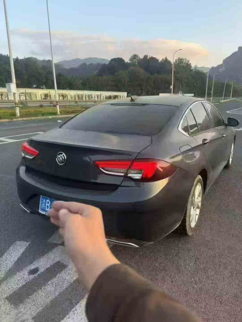 重庆21年别克君威6