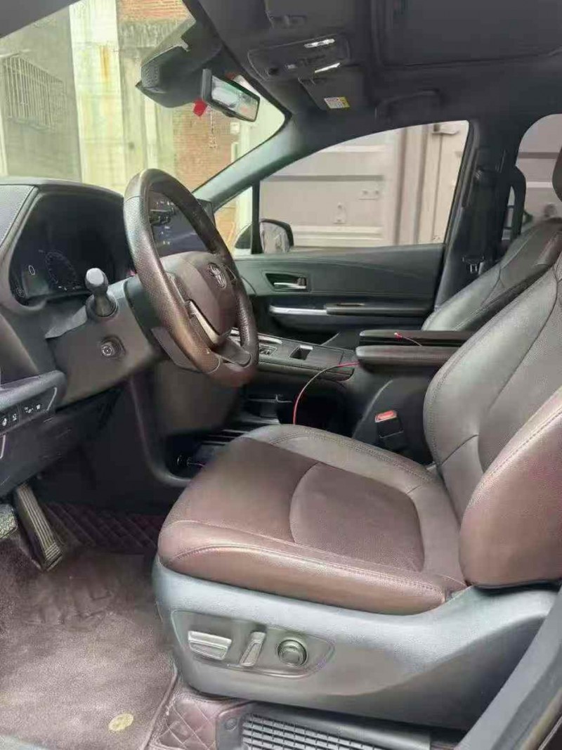 景德镇22年丰田塞纳4