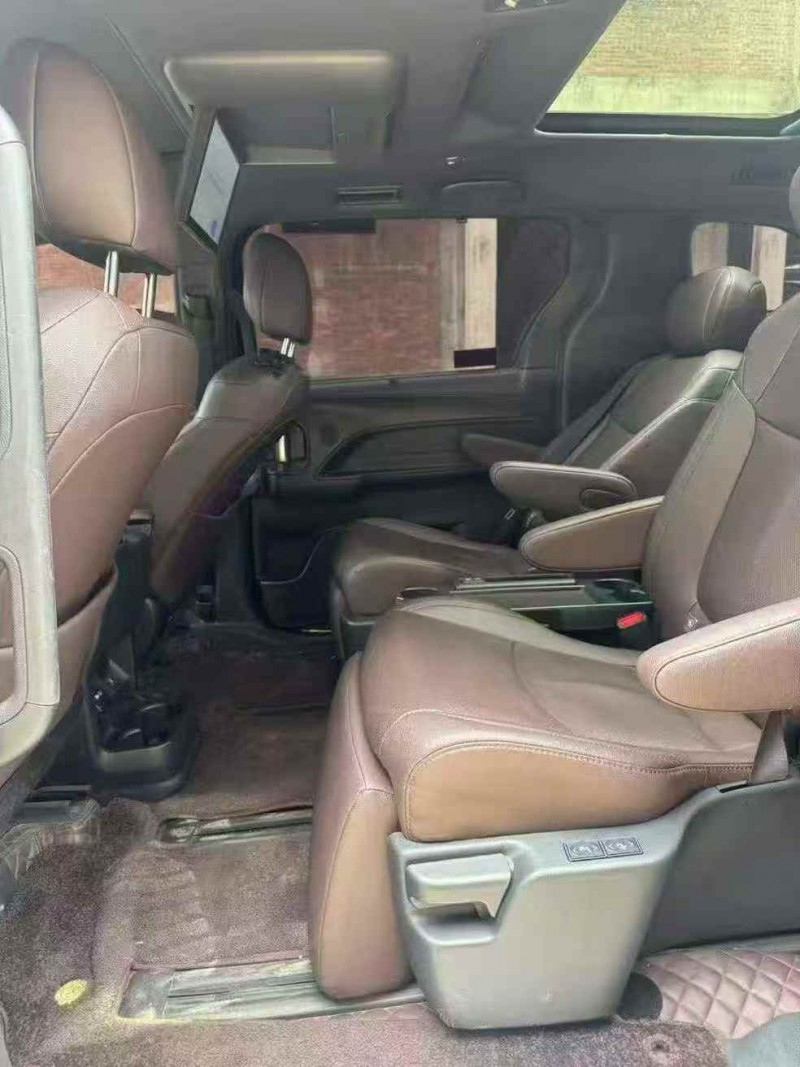 景德镇22年丰田塞纳5