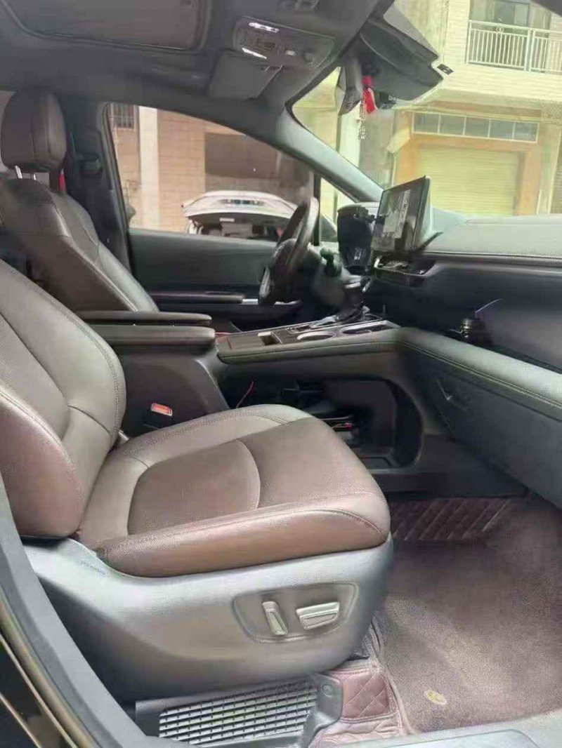 景德镇22年丰田塞纳8