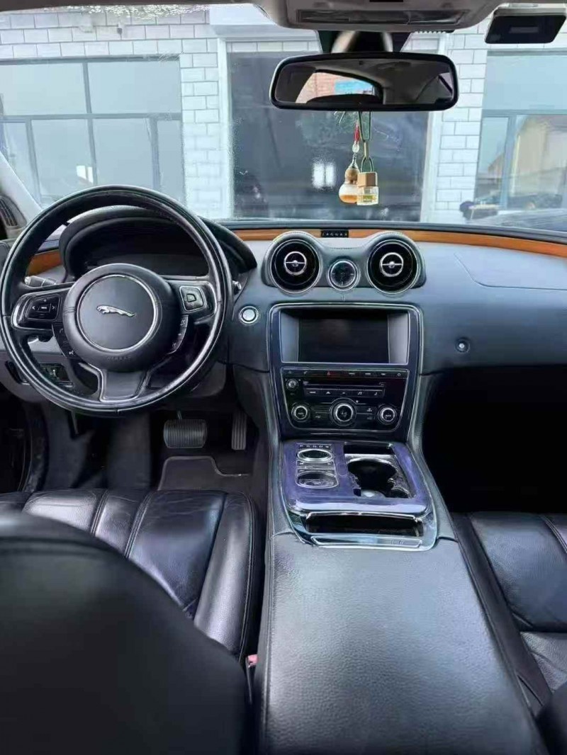 通遼13年捷豹XJL5