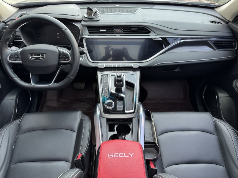 济宁20年吉利博越4