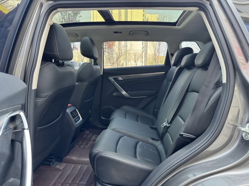 济宁20年吉利博越6