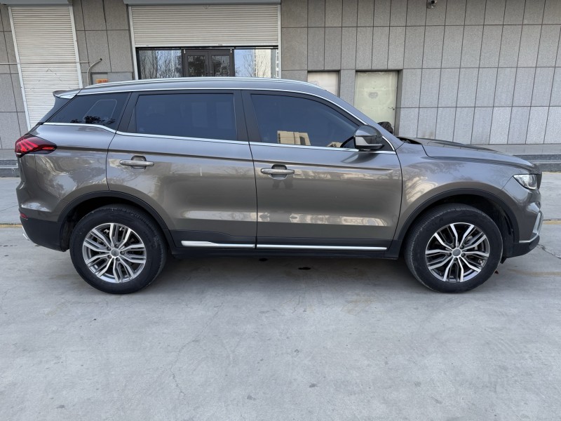 济宁20年吉利博越8