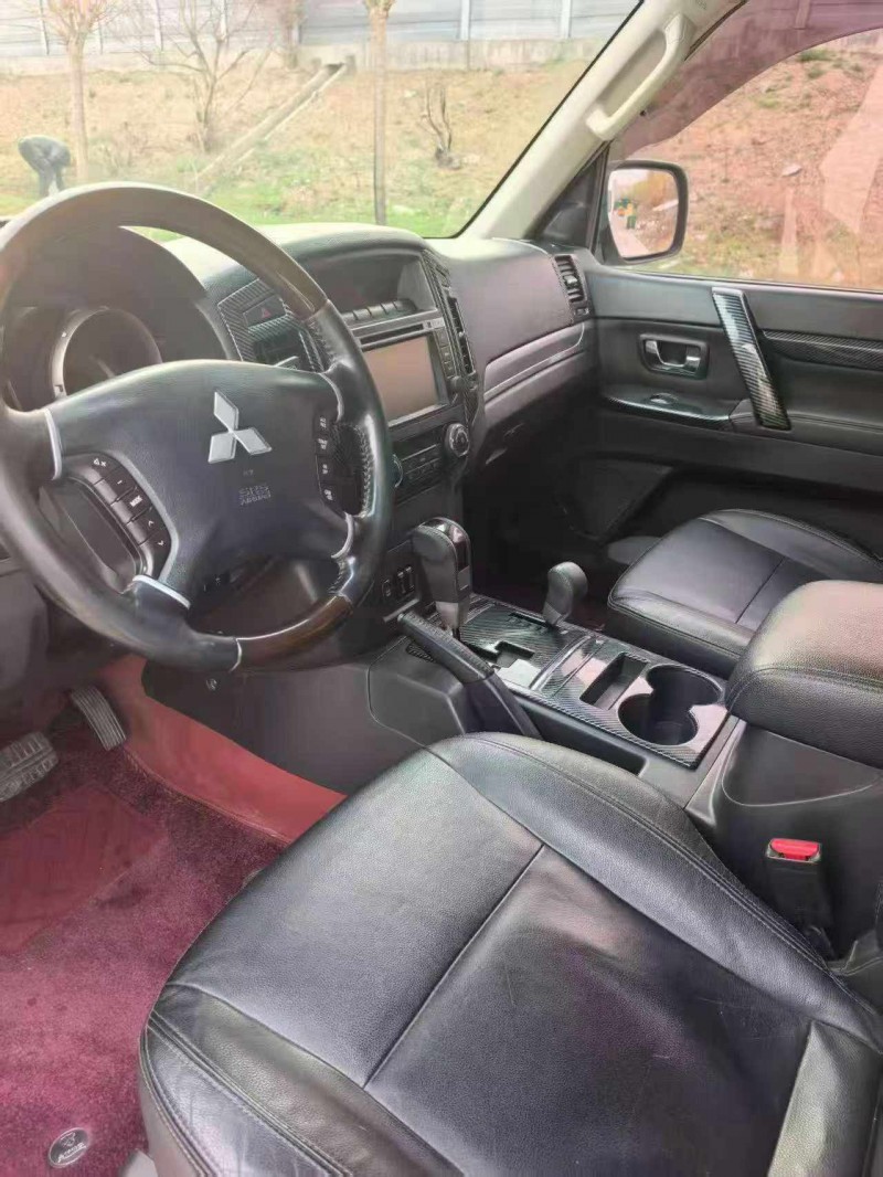 保定15年三菱帕杰罗4