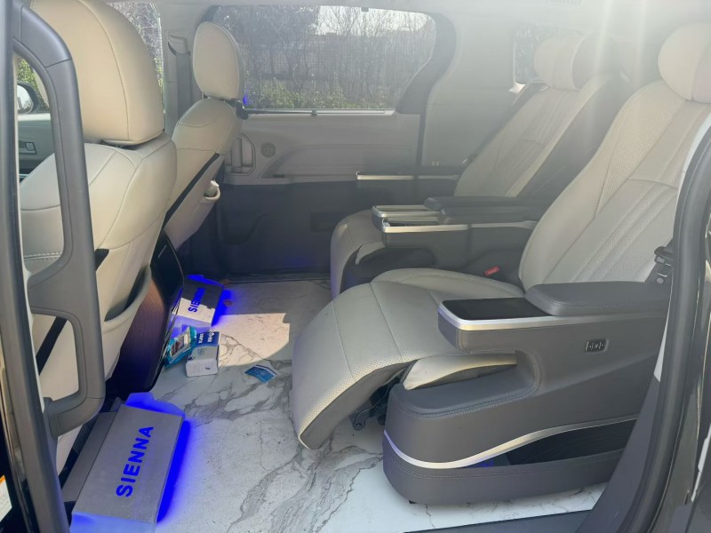 许昌24年丰田塞纳3