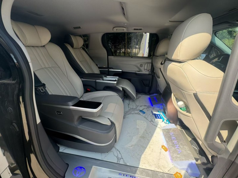 许昌24年丰田塞纳5