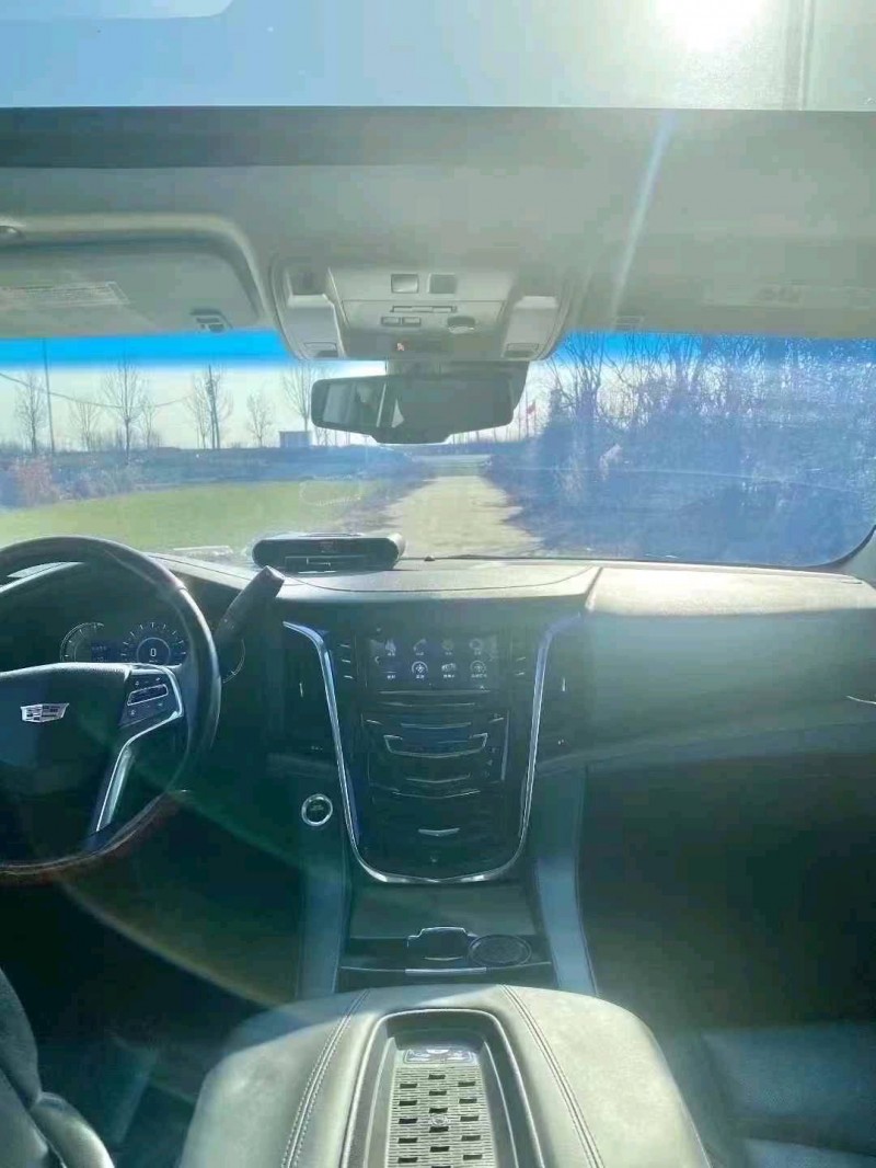 唐山17年凯迪拉克凯雷德4