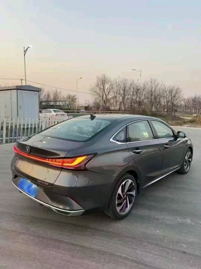 東營25年長安汽車銳程8