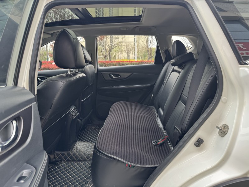 济宁16年日产奇骏6