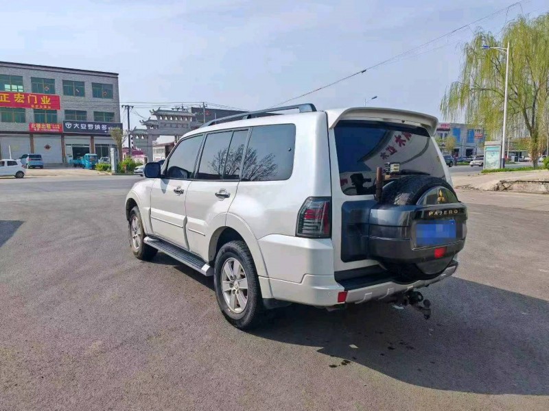保定15年三菱帕杰罗4