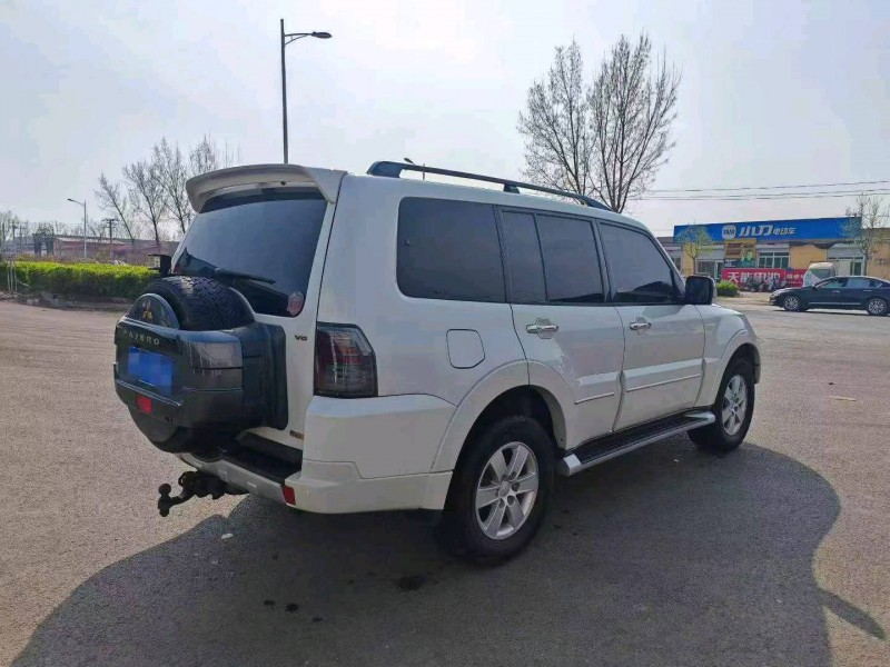 保定15年三菱帕杰罗5