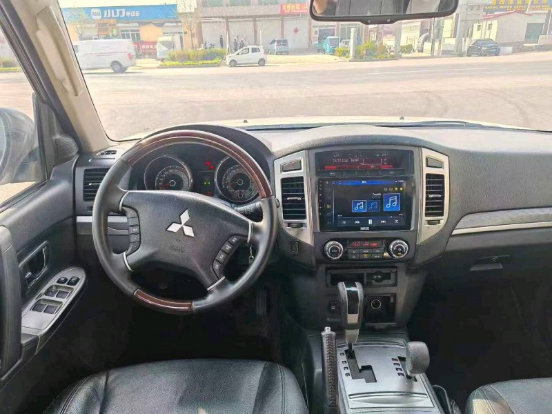 保定15年三菱帕杰罗7