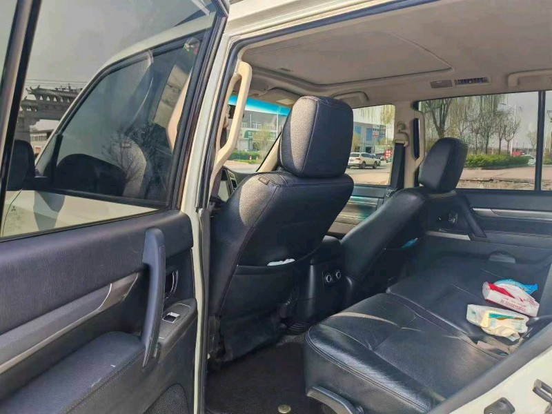 保定15年三菱帕杰罗8