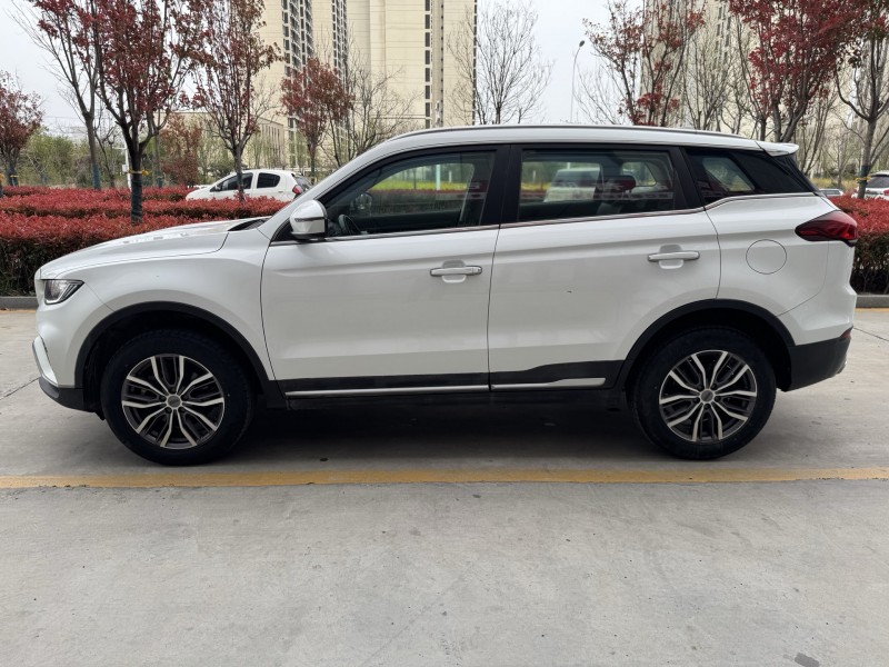 济宁20年吉利博越4