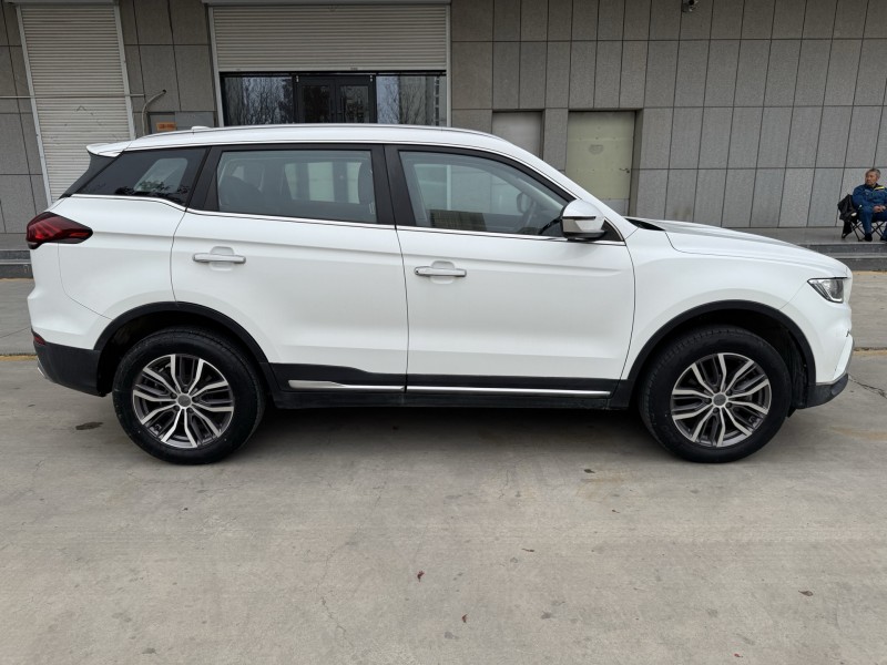 济宁20年吉利博越8