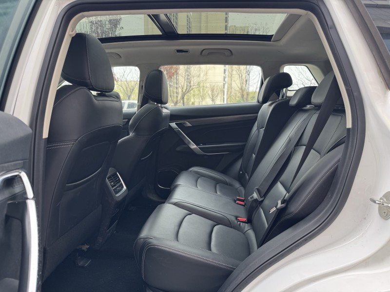 济宁20年吉利博越9