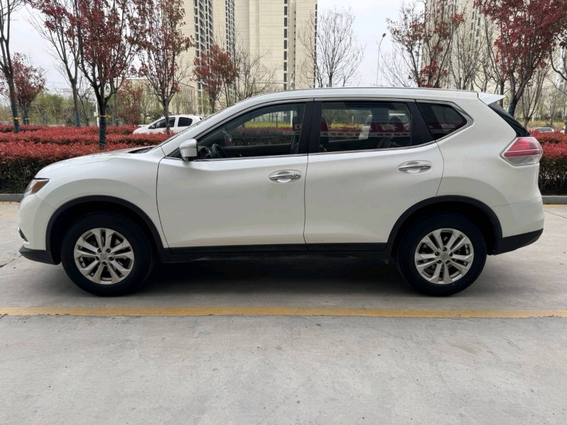 济宁16年日产奇骏6