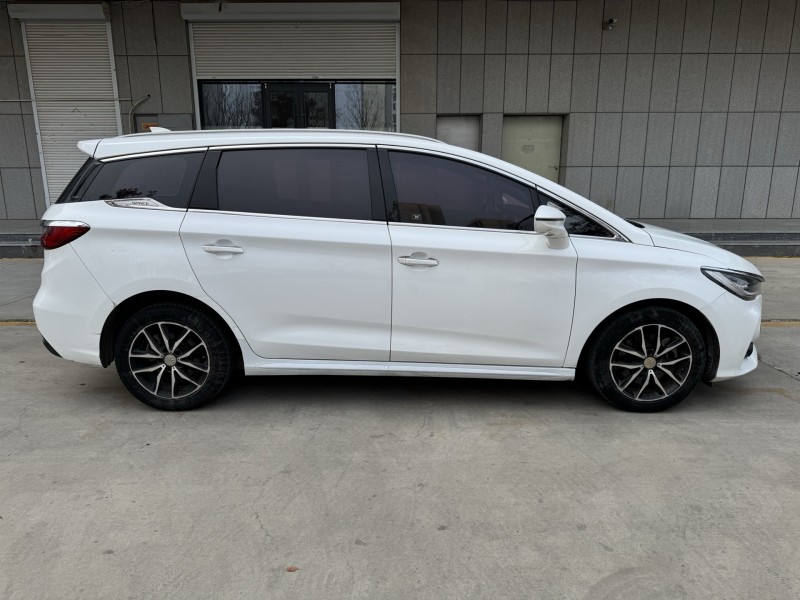 济宁18年比亚迪宋MAX3