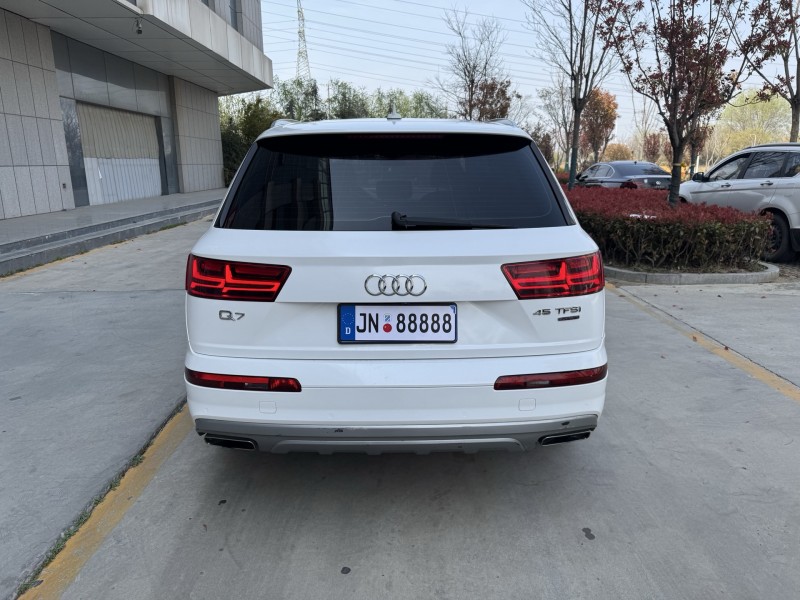 济宁17年奥迪Q76