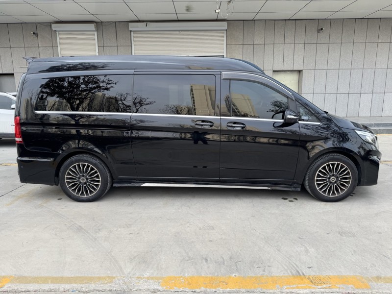 济宁21年奔驰威霆8