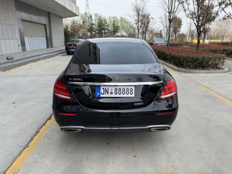 济宁16年奔驰E4