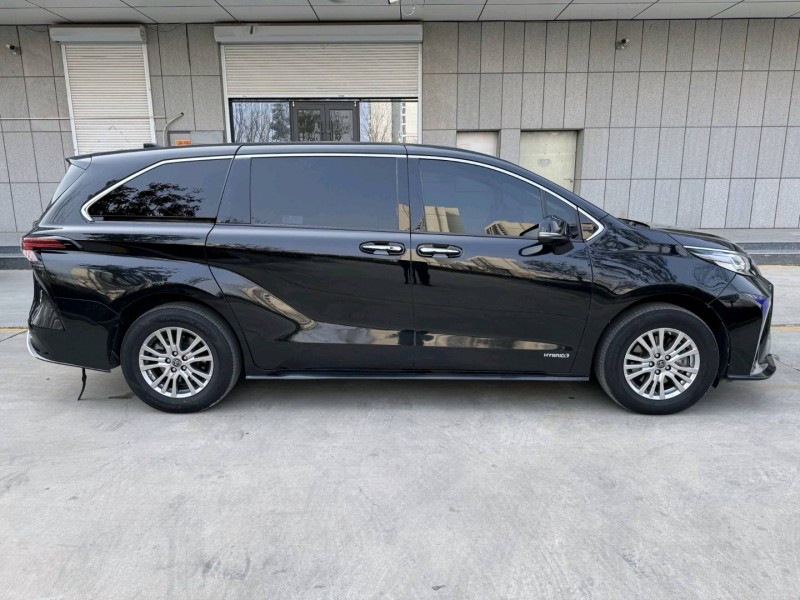 济宁22年丰田塞纳3