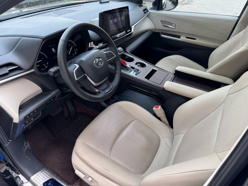 济宁22年丰田塞纳5