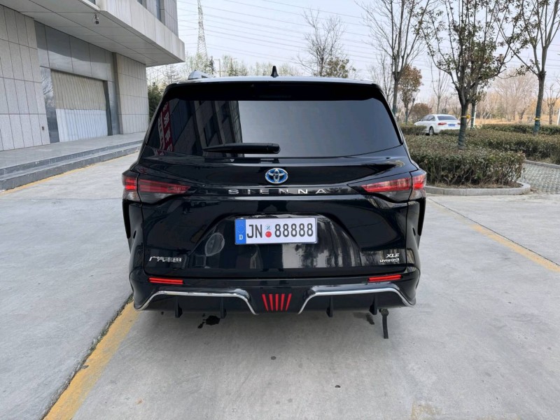 济宁22年丰田塞纳9