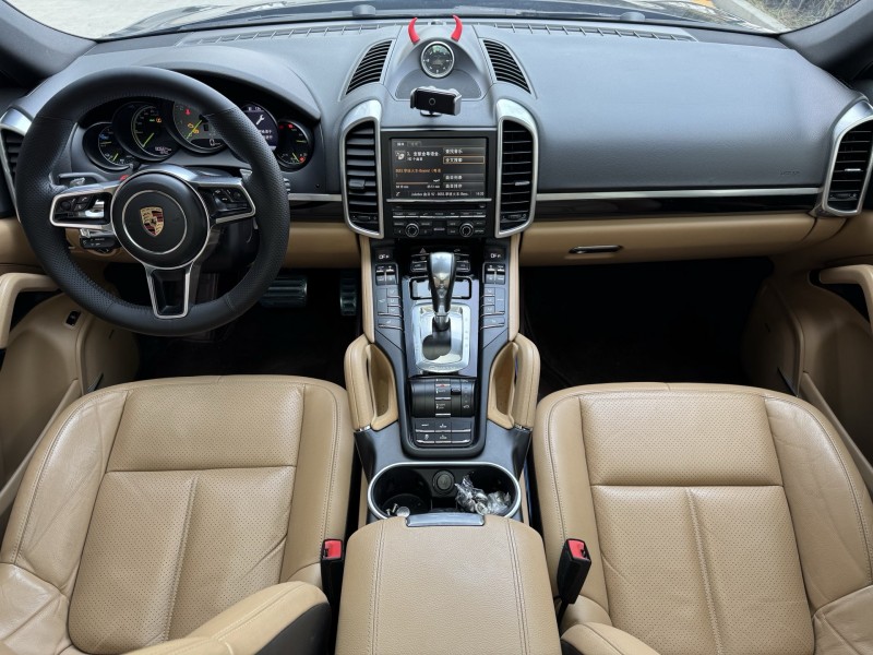 济宁16年保时捷卡宴5