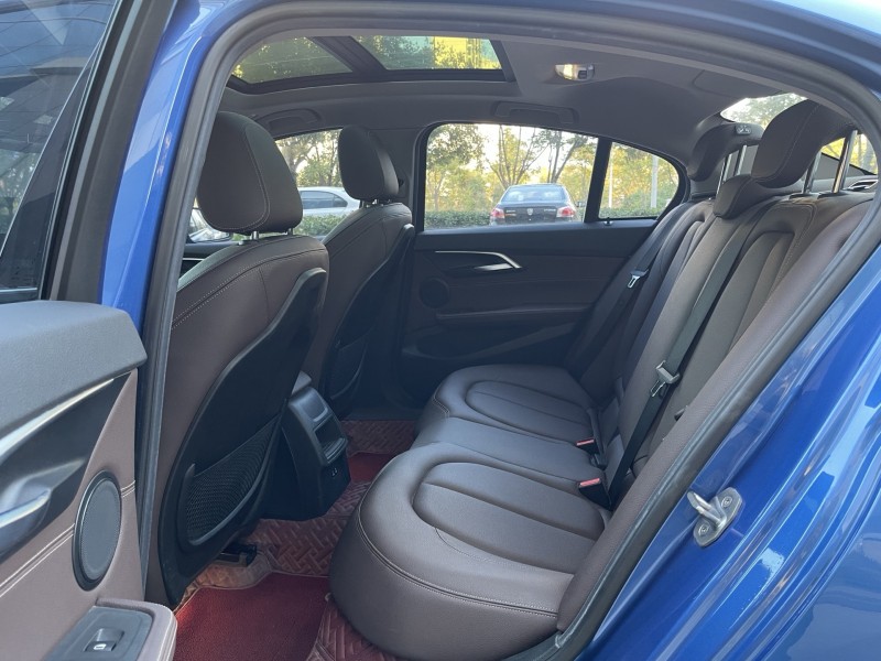 济宁19年宝马1系9