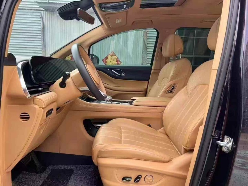 东营25年岚图汽车梦想家4