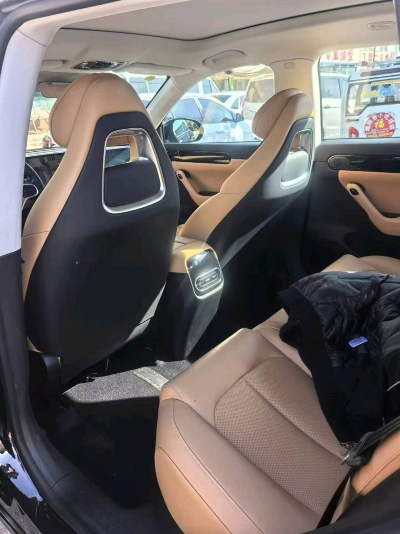 临沂25年零跑汽车C117