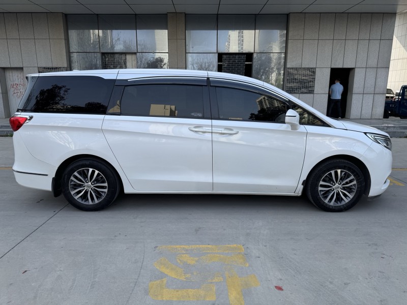 济宁17年别克GL84